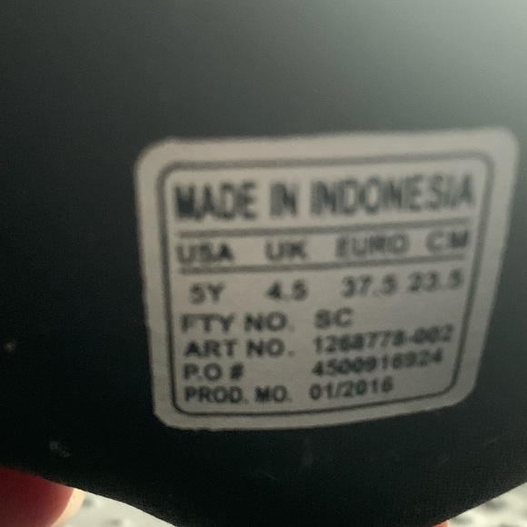 Kids Under Armour slides/sandals size 5Y - Picture 3 of 3